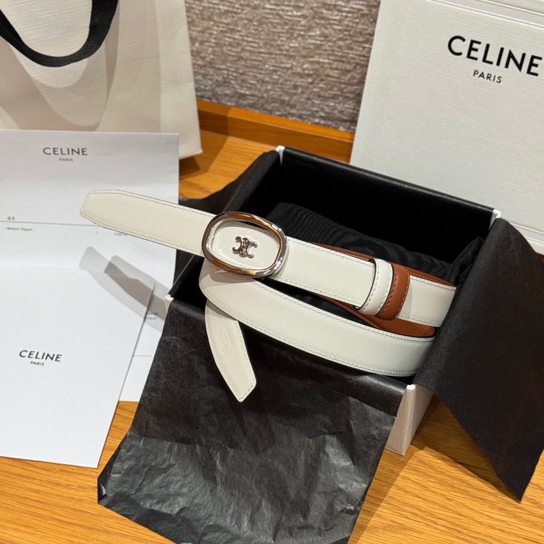 凯旋门家新款ALIX 中号25毫米双面腰带这款采用牛皮革，金属饰面，可拆卸椭圆形搭扣，双面腰带，TRIO