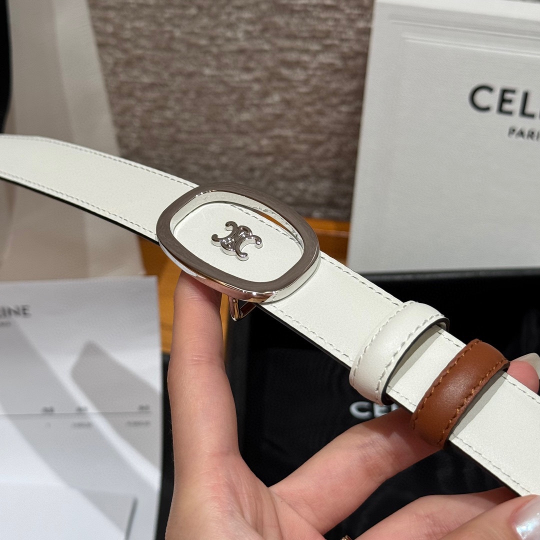 凯旋门家新款ALIX 中号25毫米双面腰带这款采用牛皮革，金属饰面，可拆卸椭圆形搭扣，双面腰带，TRIO