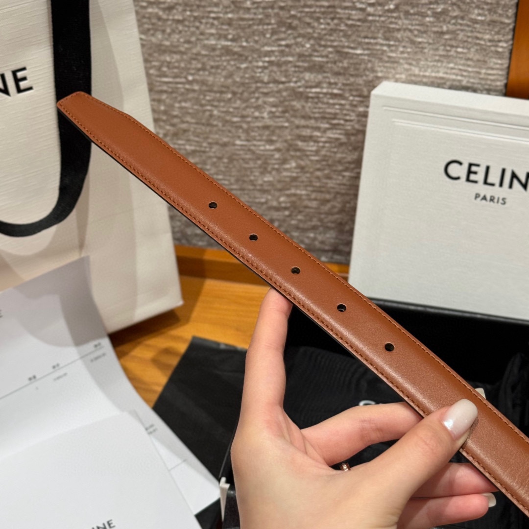 凯旋门家新款ALIX 中号25毫米双面腰带这款采用牛皮革，金属饰面，可拆卸椭圆形搭扣，双面腰带，TRIO