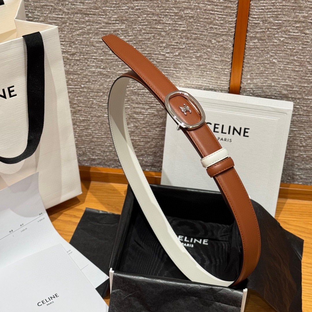 凯旋门家新款ALIX 中号25毫米双面腰带这款采用牛皮革，金属饰面，可拆卸椭圆形搭扣，双面腰带，TRIO