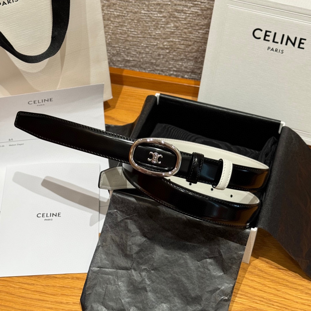 凯旋门家新款ALIX 中号25毫米双面腰带这款采用牛皮革，金属饰面，可拆卸椭圆形搭扣，双面腰带，TRIO