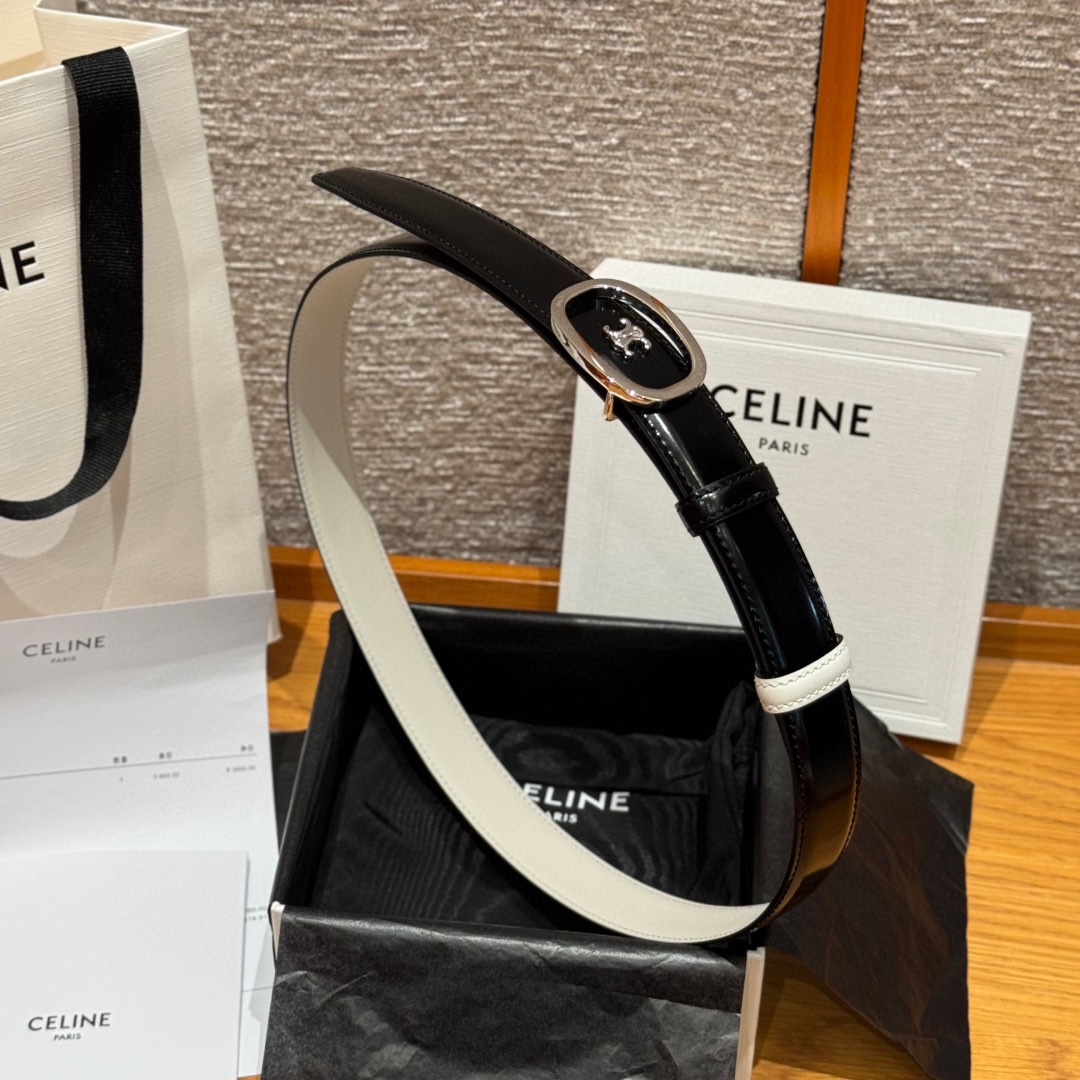 凯旋门家新款ALIX 中号25毫米双面腰带这款采用牛皮革，金属饰面，可拆卸椭圆形搭扣，双面腰带，TRIO