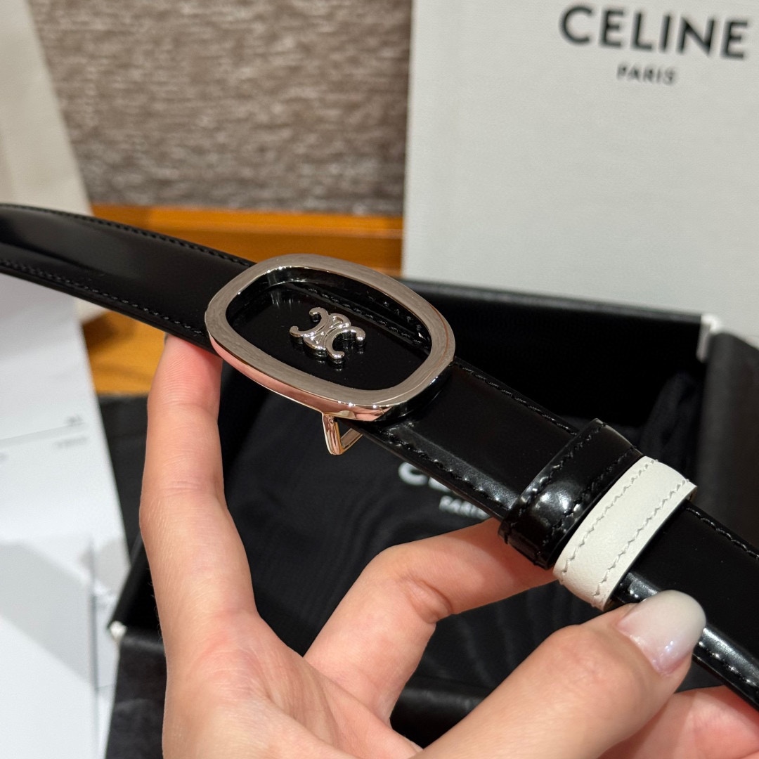 凯旋门家新款ALIX 中号25毫米双面腰带这款采用牛皮革，金属饰面，可拆卸椭圆形搭扣，双面腰带，TRIO