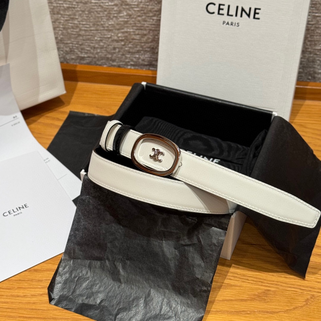 凯旋门家新款ALIX 中号25毫米双面腰带这款采用牛皮革，金属饰面，可拆卸椭圆形搭扣，双面腰带，TRIO