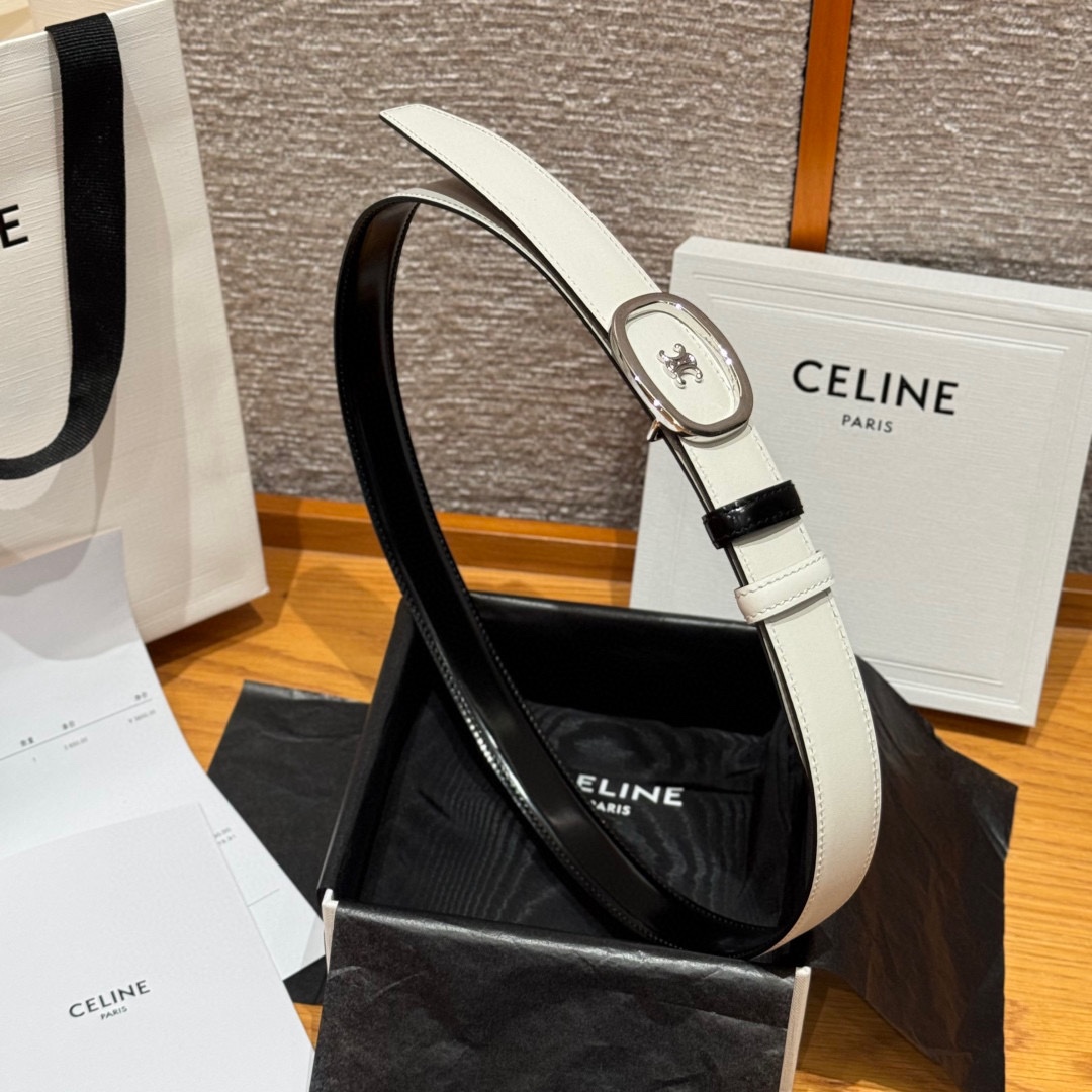 凯旋门家新款ALIX 中号25毫米双面腰带这款采用牛皮革，金属饰面，可拆卸椭圆形搭扣，双面腰带，TRIO