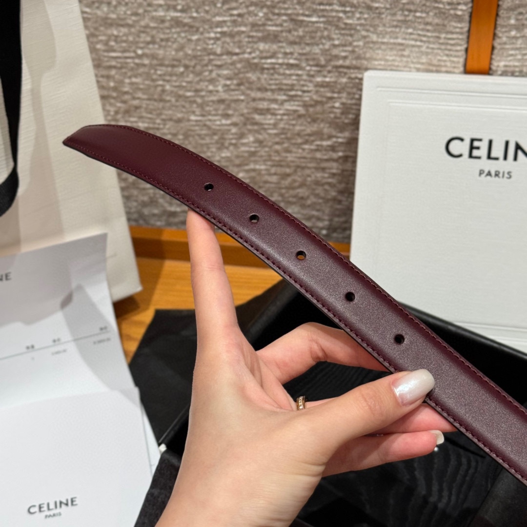 凯旋门家新款ALIX 中号25毫米双面腰带这款采用牛皮革，金属饰面，可拆卸椭圆形搭扣，双面腰带，TRIO