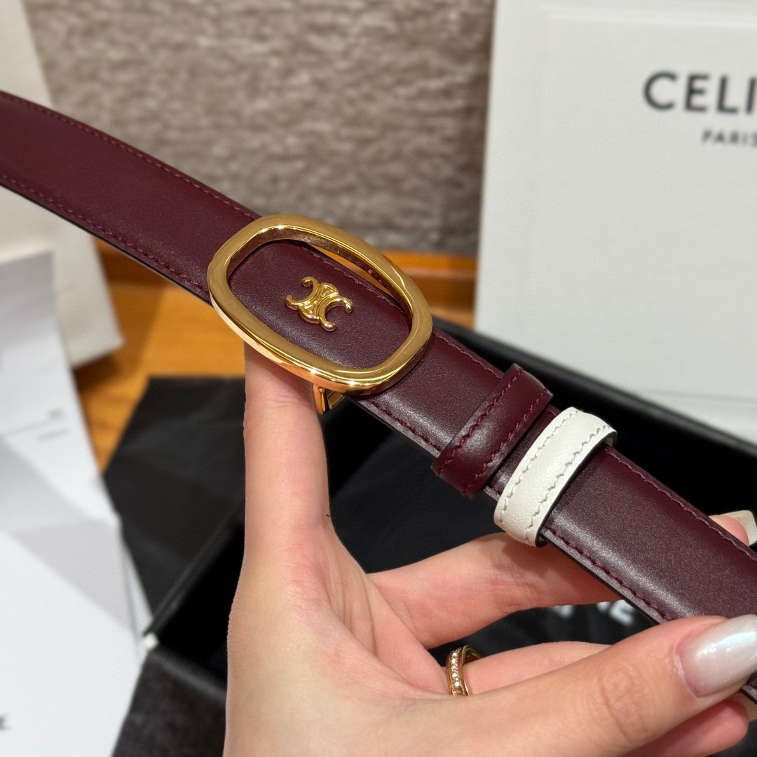 凯旋门家新款ALIX 中号25毫米双面腰带这款采用牛皮革，金属饰面，可拆卸椭圆形搭扣，双面腰带，TRIO