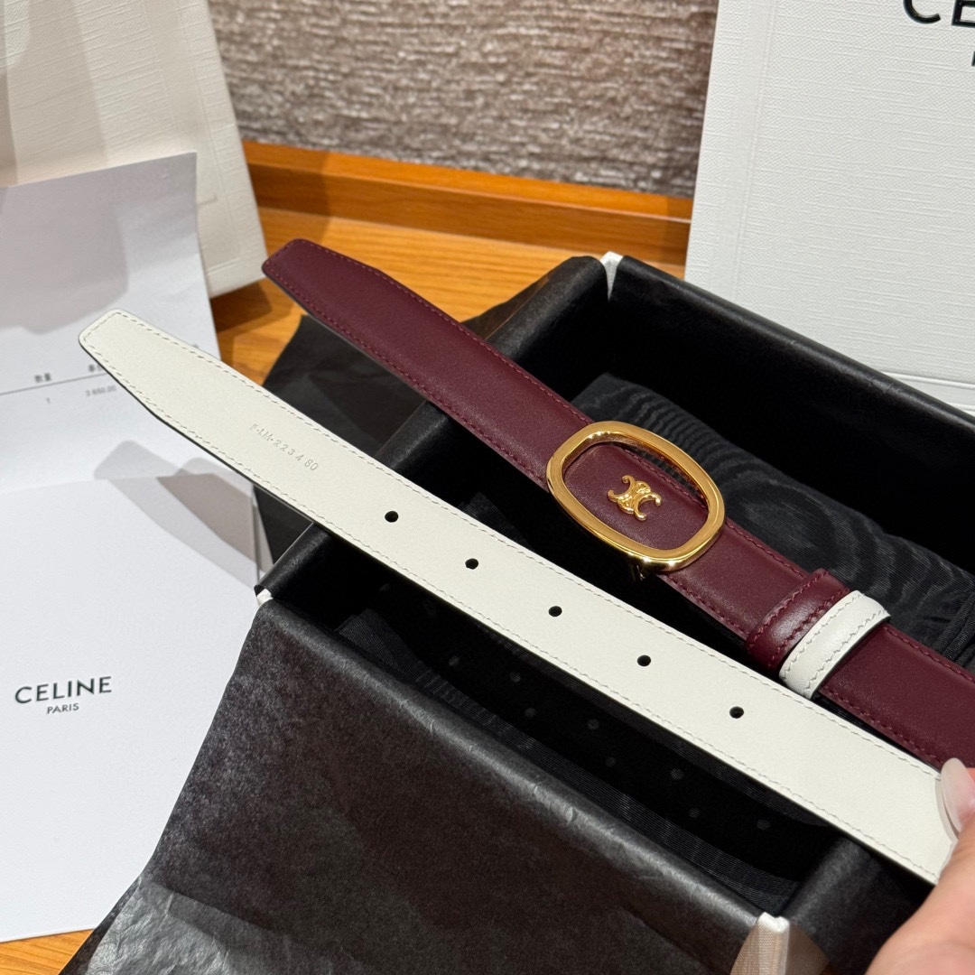 凯旋门家新款ALIX 中号25毫米双面腰带这款采用牛皮革，金属饰面，可拆卸椭圆形搭扣，双面腰带，TRIO