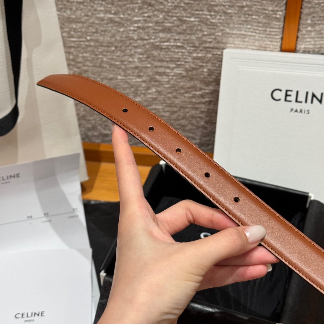 凯旋门家新款ALIX 中号25毫米双面腰带这款采用牛皮革，金属饰面，可拆卸椭圆形搭扣，双面腰带，TRIO