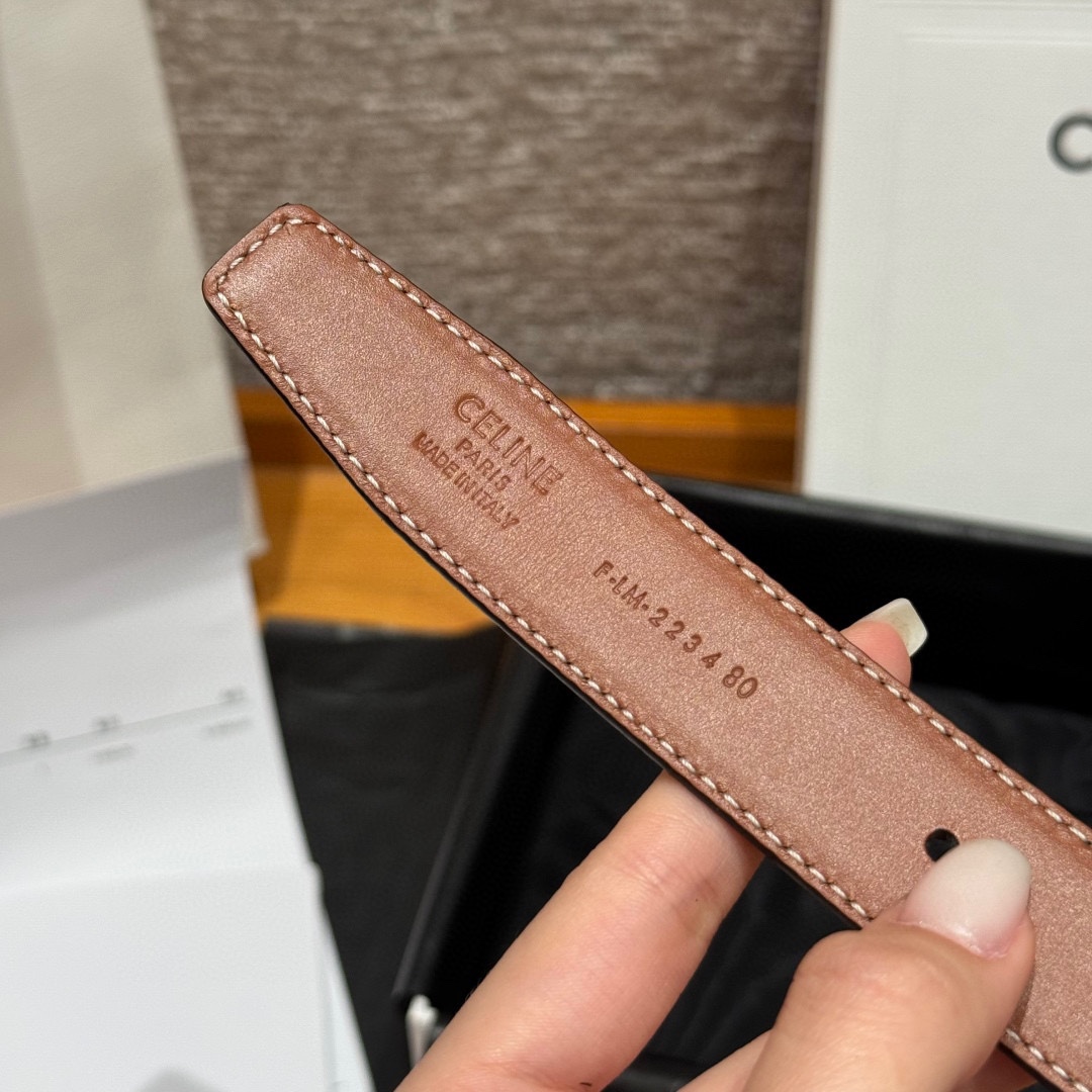 凯旋门家新款ALIX 中号25毫米双面腰带这款采用牛皮革，金属饰面，可拆卸椭圆形搭扣，双面腰带，TRIO