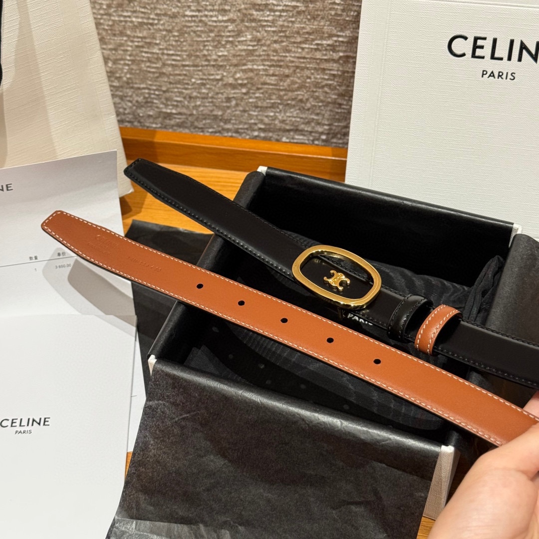 凯旋门家新款ALIX 中号25毫米双面腰带这款采用牛皮革，金属饰面，可拆卸椭圆形搭扣，双面腰带，TRIO