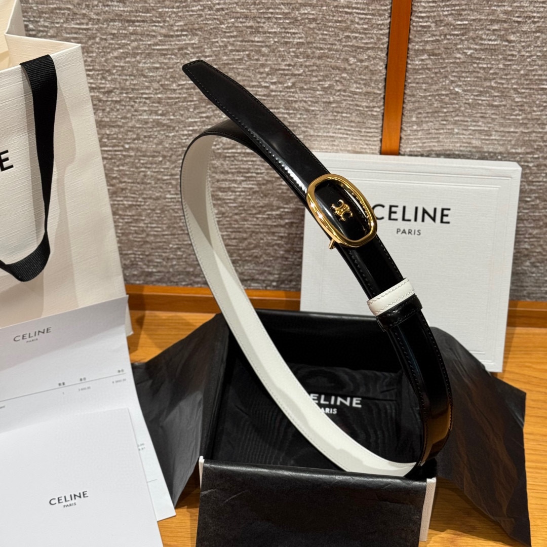 凯旋门家新款ALIX 中号25毫米双面腰带这款采用牛皮革，金属饰面，可拆卸椭圆形搭扣，双面腰带，TRIO