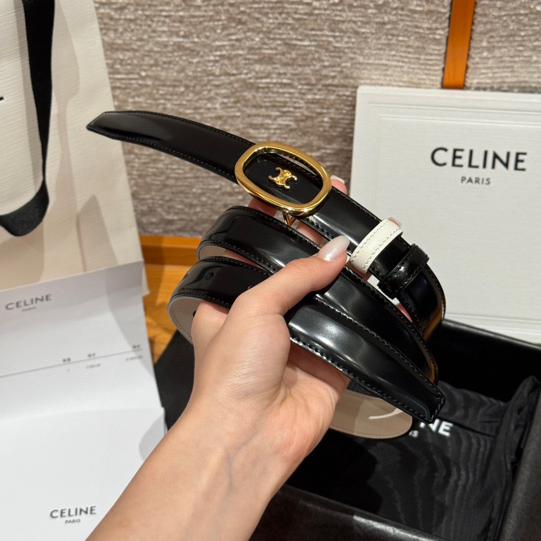 凯旋门家新款ALIX 中号25毫米双面腰带这款采用牛皮革，金属饰面，可拆卸椭圆形搭扣，双面腰带，TRIO