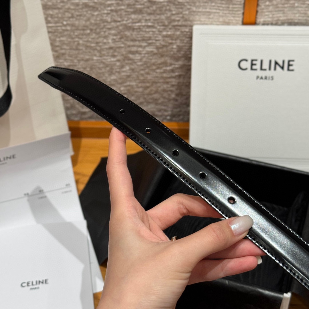 凯旋门家新款ALIX 中号25毫米双面腰带这款采用牛皮革，金属饰面，可拆卸椭圆形搭扣，双面腰带，TRIO
