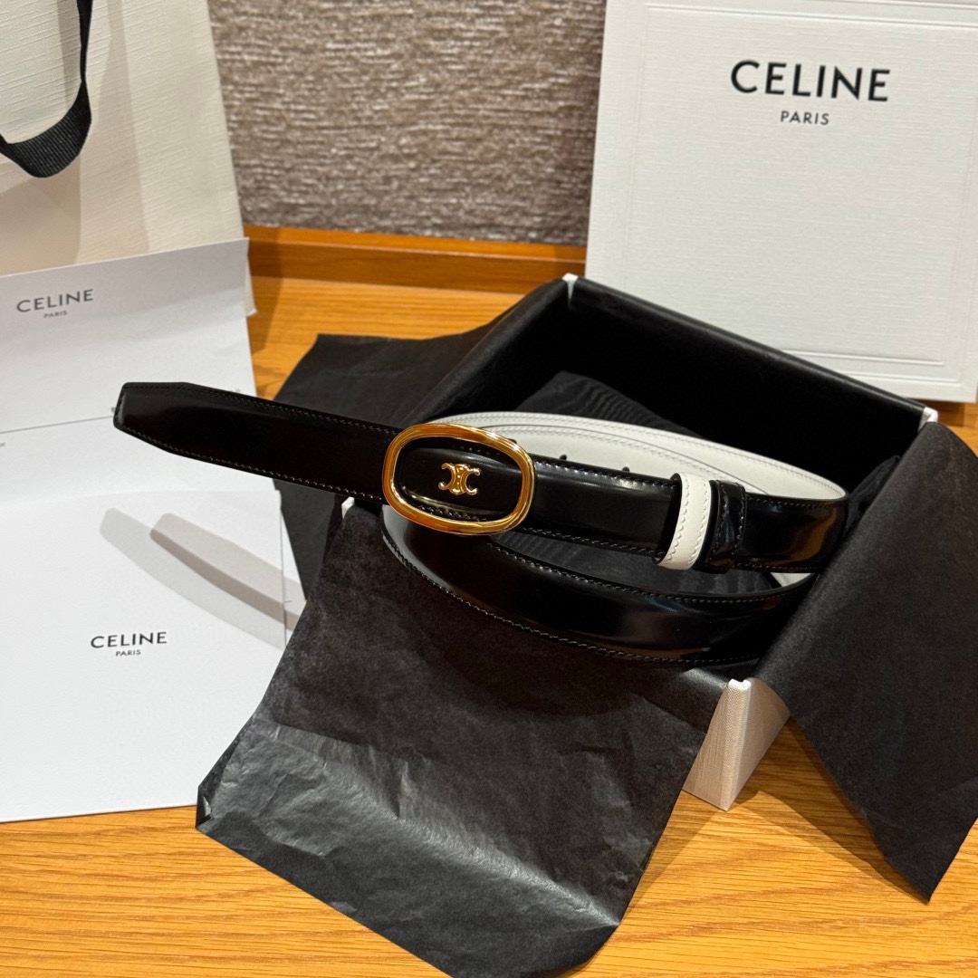 凯旋门家新款ALIX 中号25毫米双面腰带这款采用牛皮革，金属饰面，可拆卸椭圆形搭扣，双面腰带，TRIO