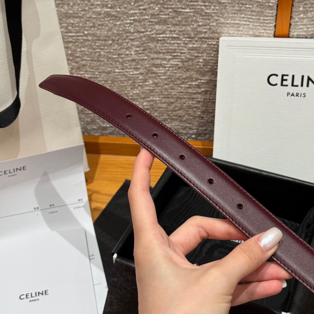 凯旋门家新款ALIX 中号25毫米双面腰带这款采用牛皮革，金属饰面，可拆卸椭圆形搭扣，双面腰带，TRIO