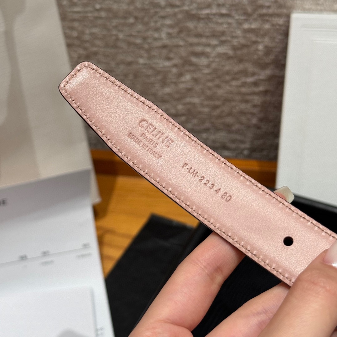 凯旋门家新款ALIX 中号25毫米双面腰带这款采用牛皮革，金属饰面，可拆卸椭圆形搭扣，双面腰带，TRIO