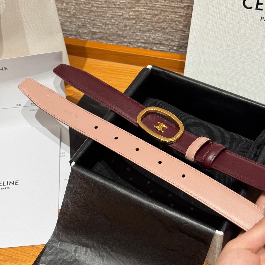 凯旋门家新款ALIX 中号25毫米双面腰带这款采用牛皮革，金属饰面，可拆卸椭圆形搭扣，双面腰带，TRIO