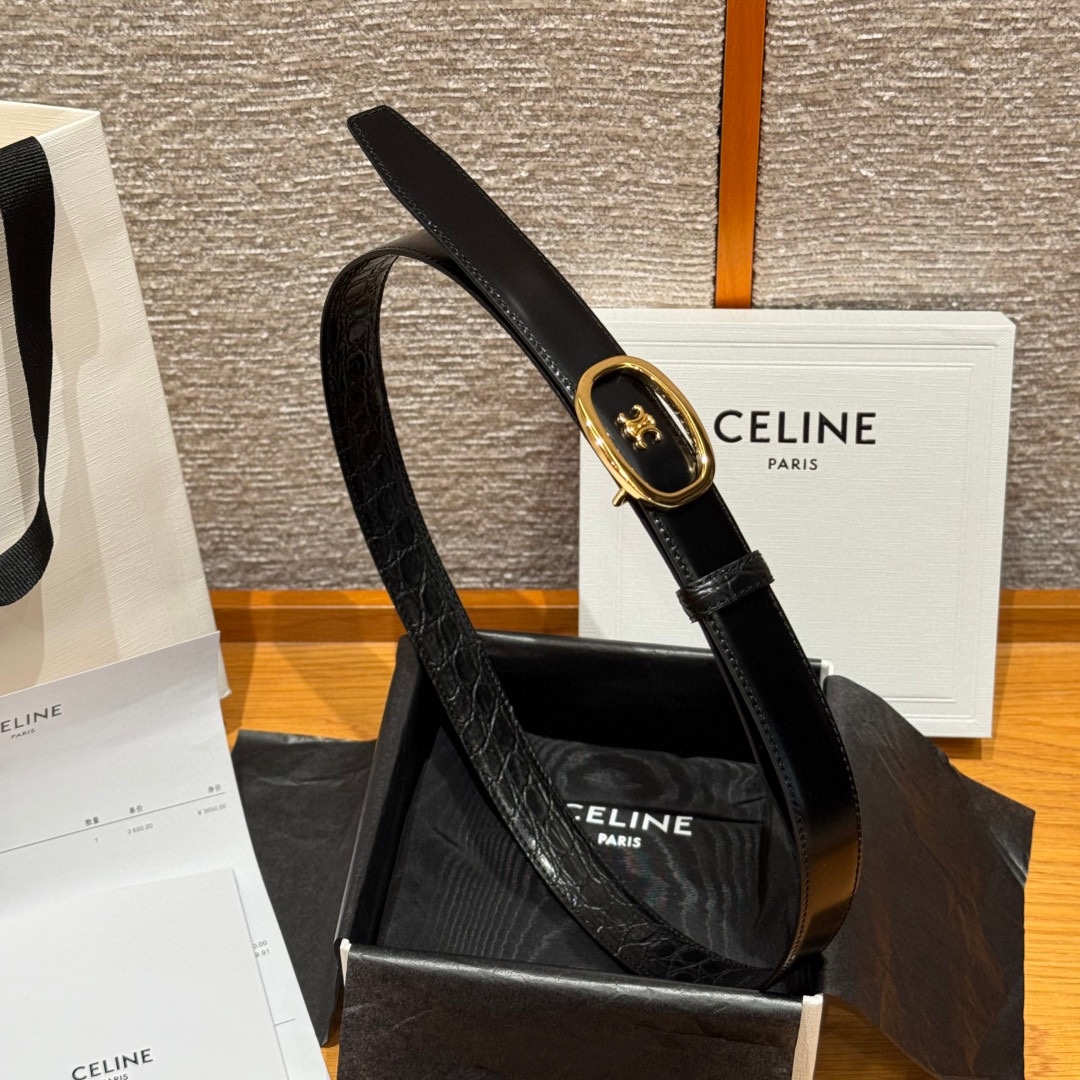凯旋门家新款ALIX 中号25毫米双面腰带这款采用牛皮革，金属饰面，可拆卸椭圆形搭扣，双面腰带，TRIO