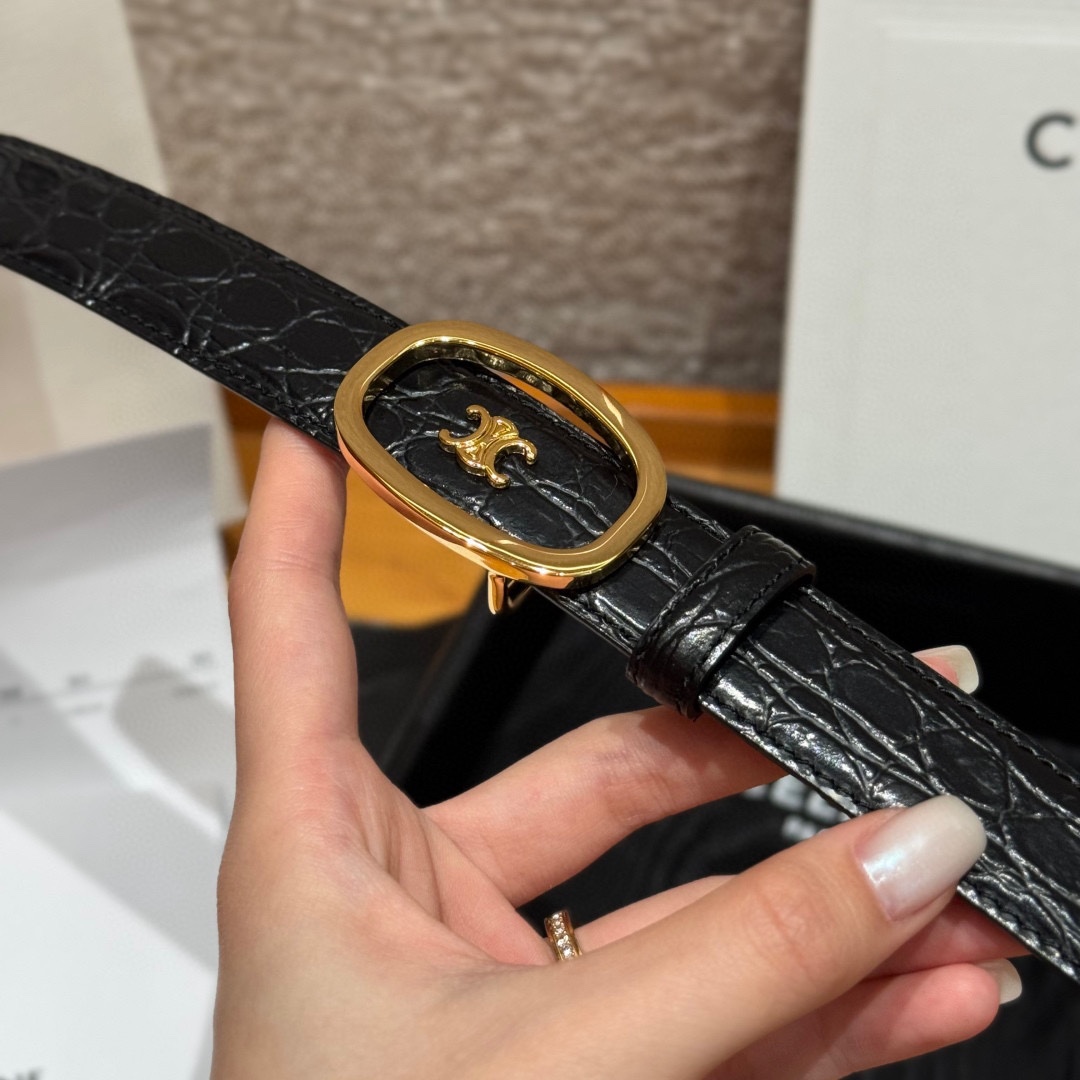 凯旋门家新款ALIX 中号25毫米双面腰带这款采用牛皮革，金属饰面，可拆卸椭圆形搭扣，双面腰带，TRIO