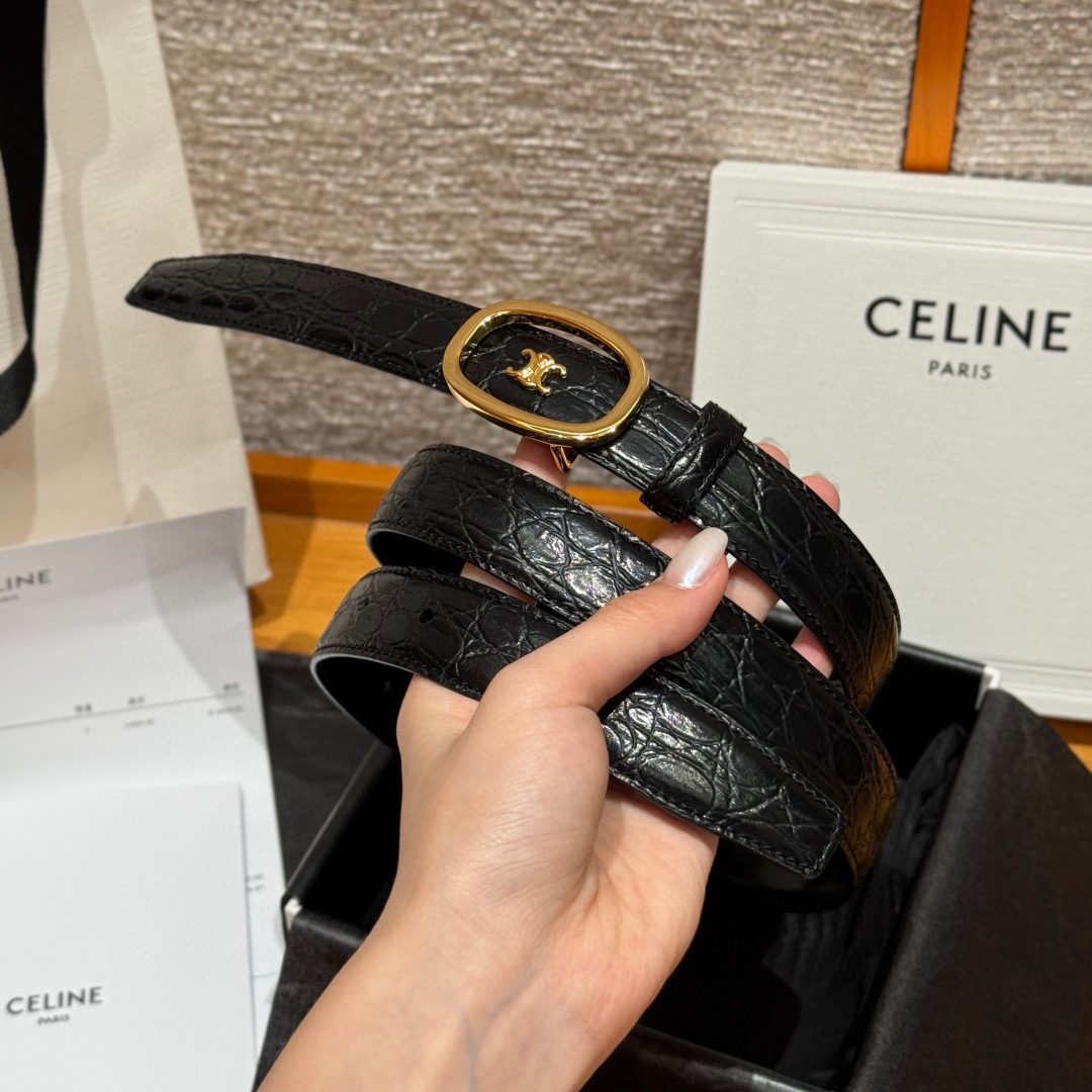 凯旋门家新款ALIX 中号25毫米双面腰带这款采用牛皮革，金属饰面，可拆卸椭圆形搭扣，双面腰带，TRIO