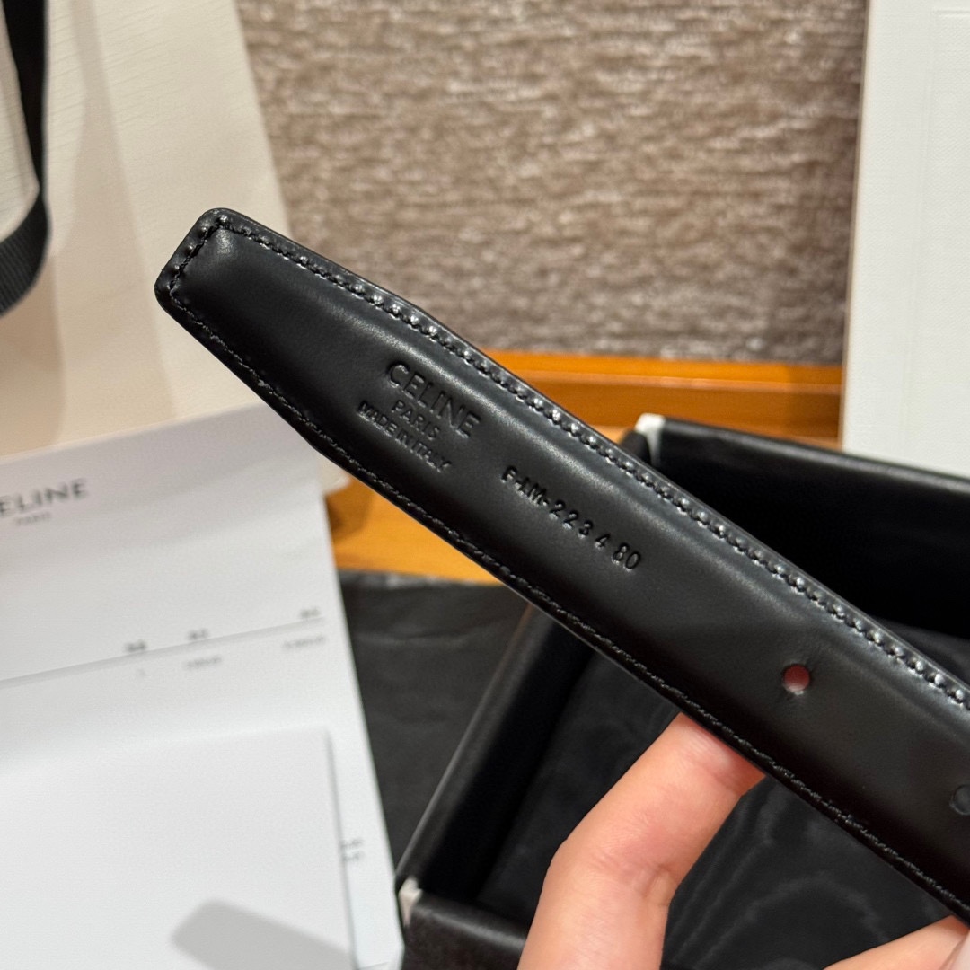 凯旋门家新款ALIX 中号25毫米双面腰带这款采用牛皮革，金属饰面，可拆卸椭圆形搭扣，双面腰带，TRIO