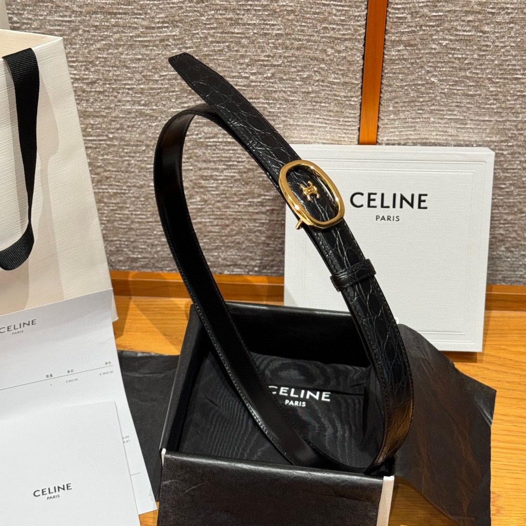凯旋门家新款ALIX 中号25毫米双面腰带这款采用牛皮革，金属饰面，可拆卸椭圆形搭扣，双面腰带，TRIO