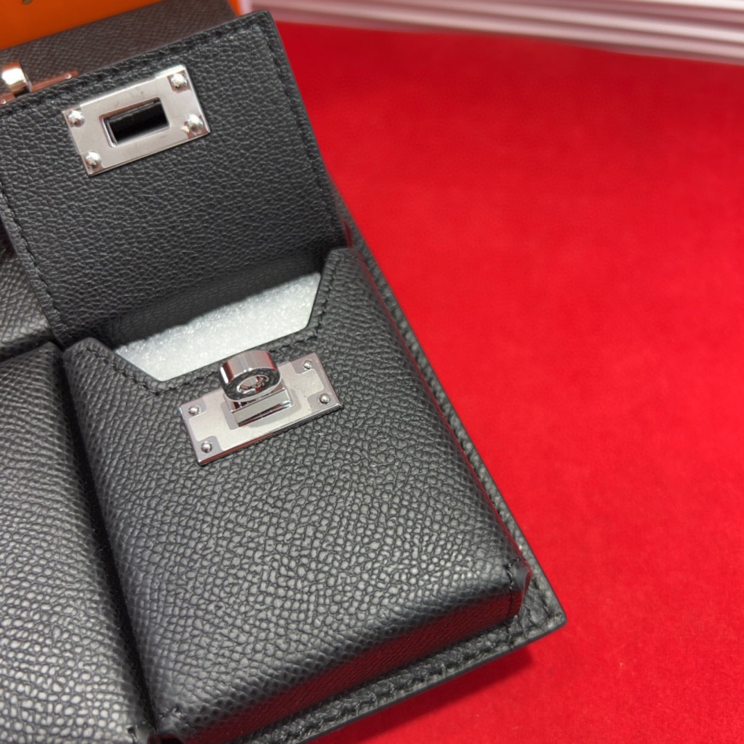 新款kelly三个可拆分隔层设计，横着背和竖着背都行，搭配H经典旋转扣设计，时尚又实用。三合一经典款。包