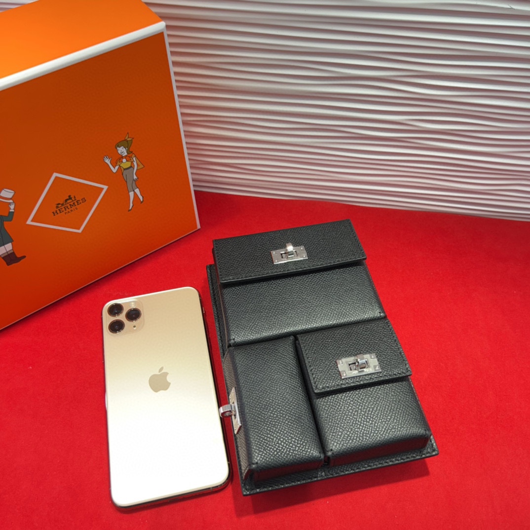 新款kelly三个可拆分隔层设计，横着背和竖着背都行，搭配H经典旋转扣设计，时尚又实用。三合一经典款。包