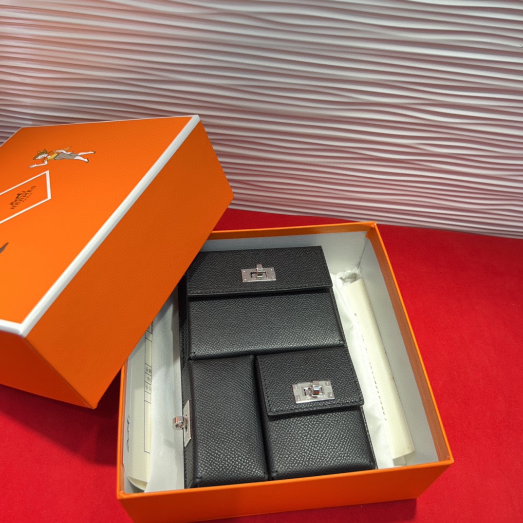 新款kelly三个可拆分隔层设计，横着背和竖着背都行，搭配H经典旋转扣设计，时尚又实用。三合一经典款。包