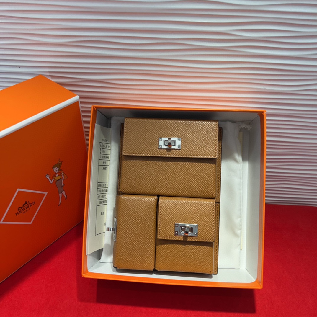 新款kelly三个可拆分隔层设计，横着背和竖着背都行，搭配H经典旋转扣设计，时尚又实用。三合一经典款。包