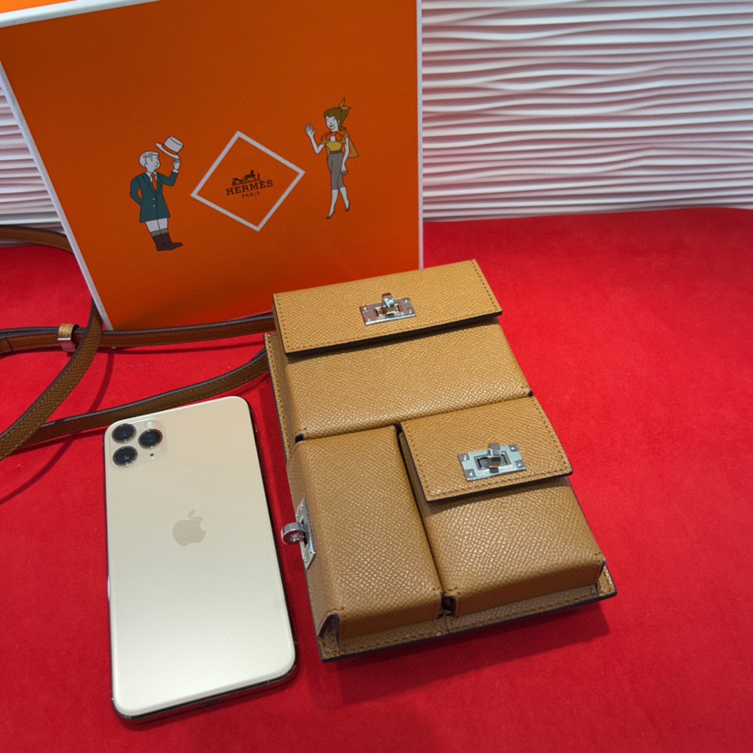 新款kelly三个可拆分隔层设计，横着背和竖着背都行，搭配H经典旋转扣设计，时尚又实用。三合一经典款。包