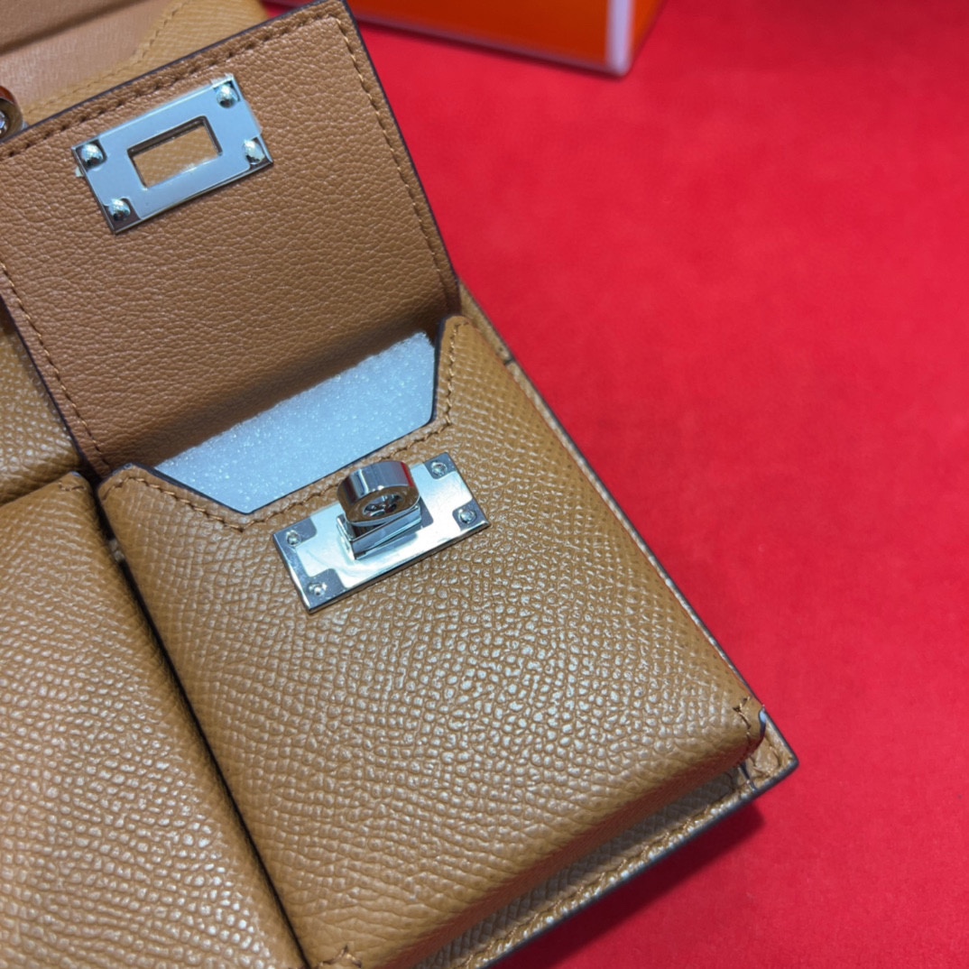 新款kelly三个可拆分隔层设计，横着背和竖着背都行，搭配H经典旋转扣设计，时尚又实用。三合一经典款。包