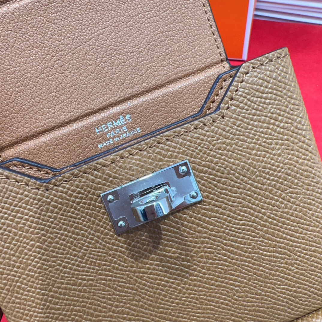 新款kelly三个可拆分隔层设计，横着背和竖着背都行，搭配H经典旋转扣设计，时尚又实用。三合一经典款。包