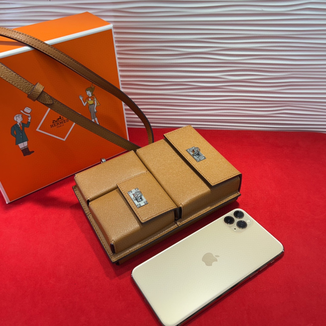 新款kelly三个可拆分隔层设计，横着背和竖着背都行，搭配H经典旋转扣设计，时尚又实用。三合一经典款。包