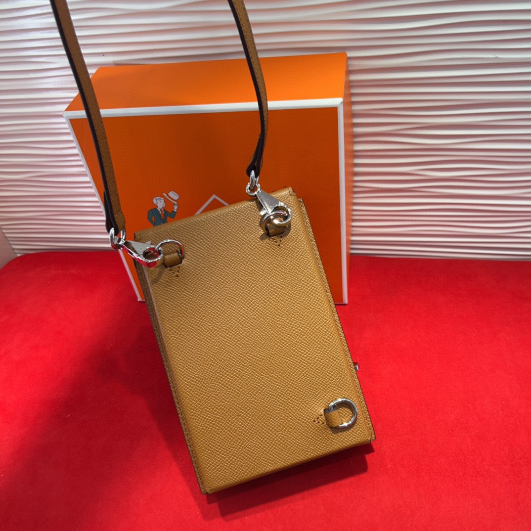 新款kelly三个可拆分隔层设计，横着背和竖着背都行，搭配H经典旋转扣设计，时尚又实用。三合一经典款。包