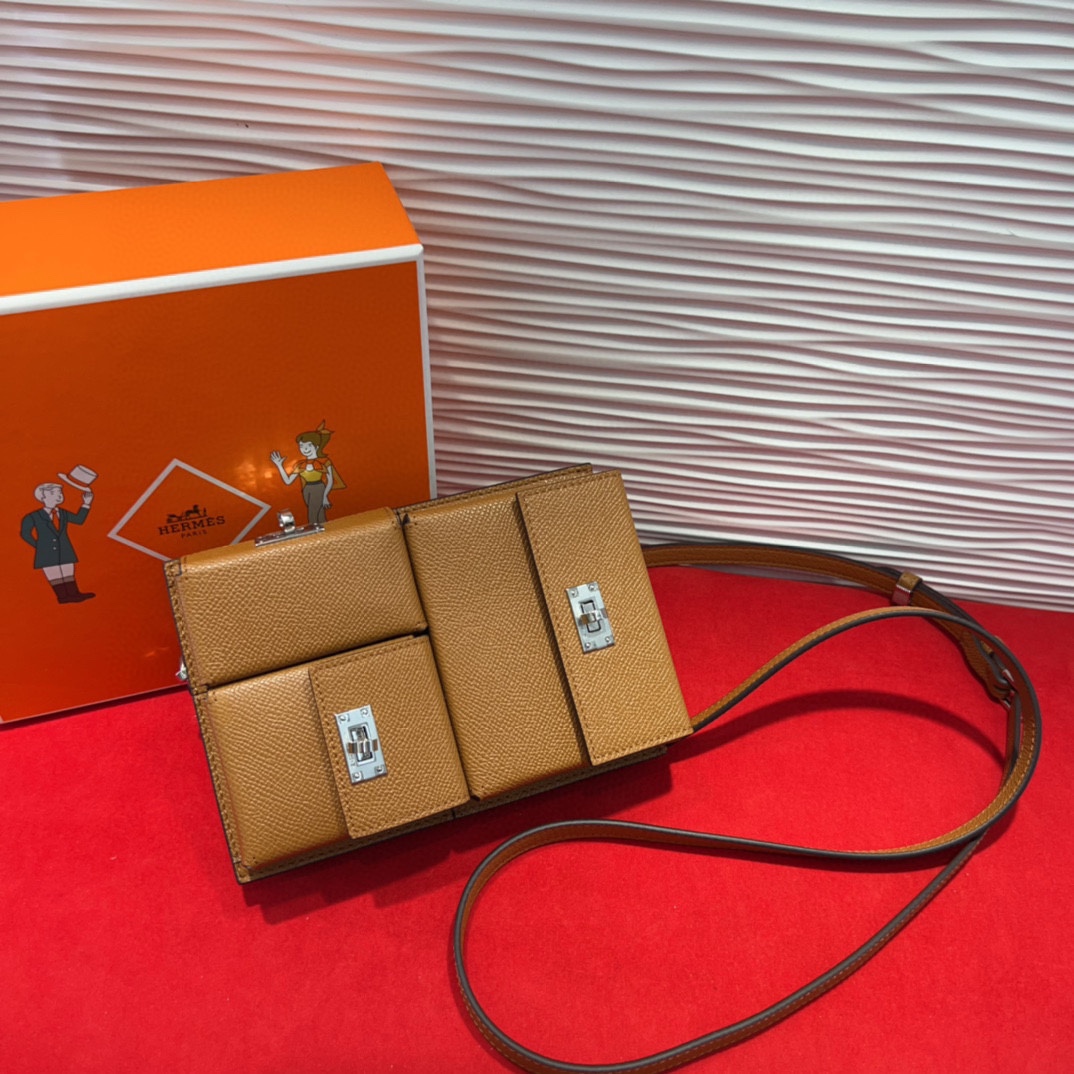 新款kelly三个可拆分隔层设计，横着背和竖着背都行，搭配H经典旋转扣设计，时尚又实用。三合一经典款。包