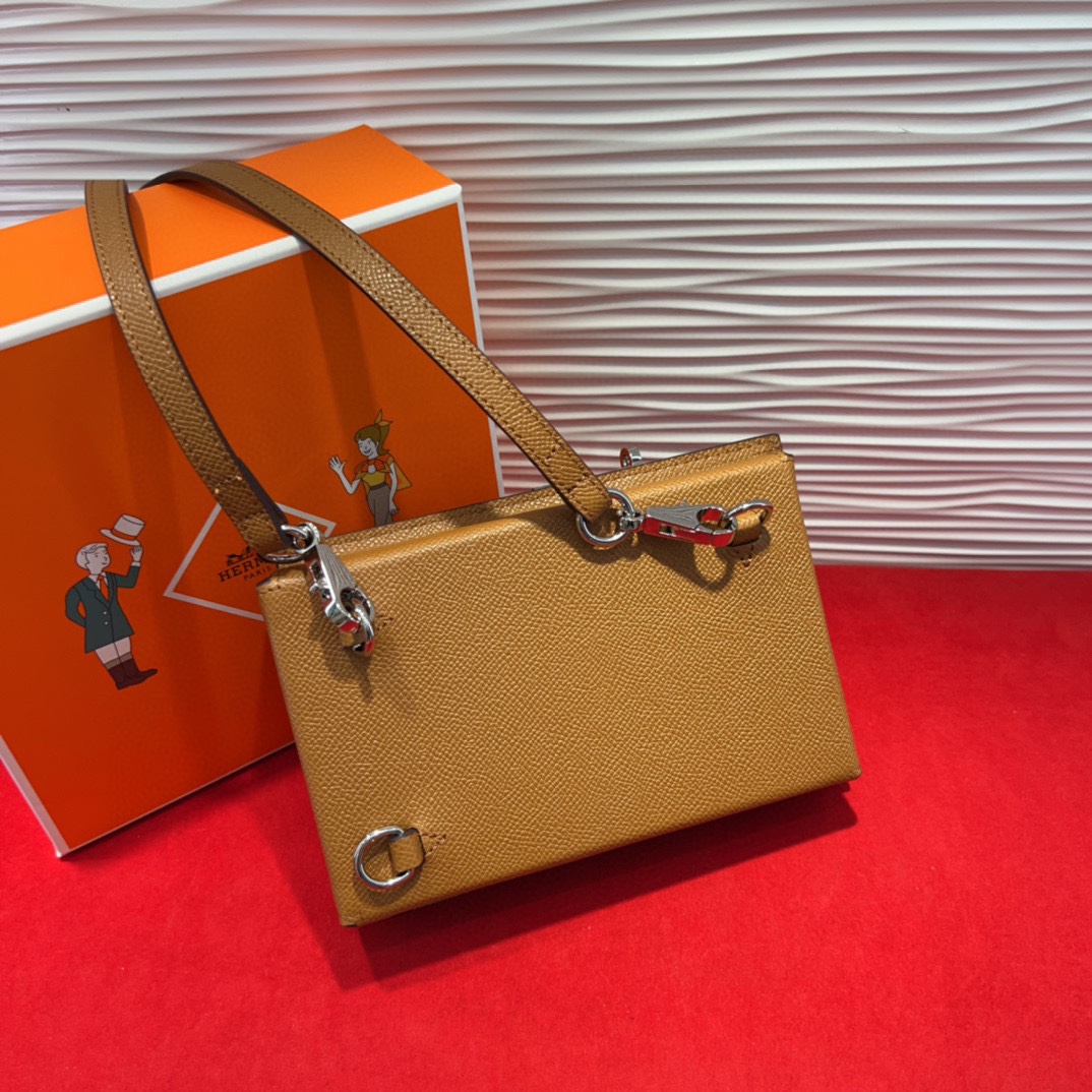 新款kelly三个可拆分隔层设计，横着背和竖着背都行，搭配H经典旋转扣设计，时尚又实用。三合一经典款。包