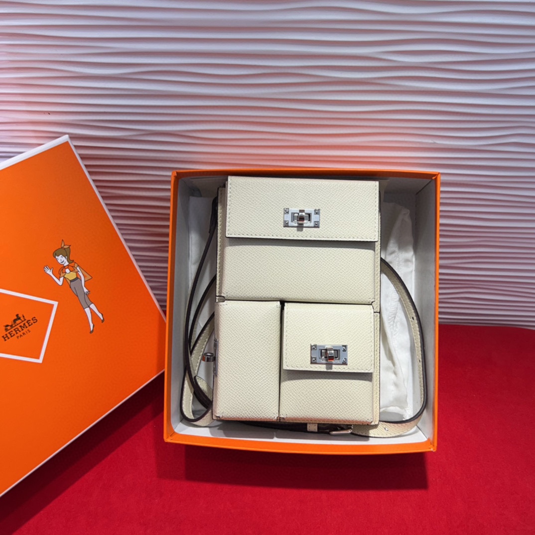 新款kelly三个可拆分隔层设计，横着背和竖着背都行，搭配H经典旋转扣设计，时尚又实用。三合一经典款。包