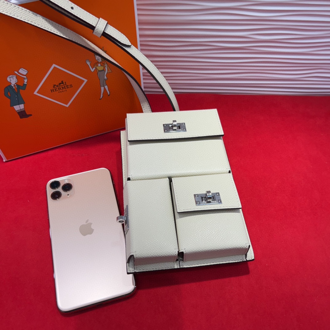 新款kelly三个可拆分隔层设计，横着背和竖着背都行，搭配H经典旋转扣设计，时尚又实用。三合一经典款。包