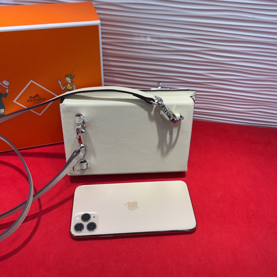 新款kelly三个可拆分隔层设计，横着背和竖着背都行，搭配H经典旋转扣设计，时尚又实用。三合一经典款。包