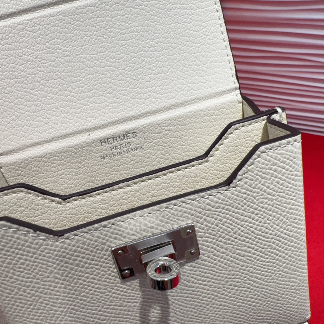 新款kelly三个可拆分隔层设计，横着背和竖着背都行，搭配H经典旋转扣设计，时尚又实用。三合一经典款。包