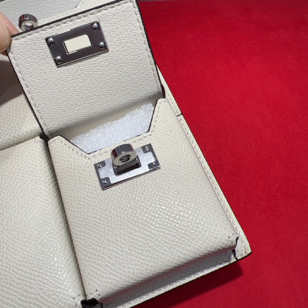 新款kelly三个可拆分隔层设计，横着背和竖着背都行，搭配H经典旋转扣设计，时尚又实用。三合一经典款。包