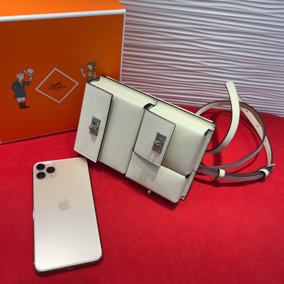 新款kelly三个可拆分隔层设计，横着背和竖着背都行，搭配H经典旋转扣设计，时尚又实用。三合一经典款。包