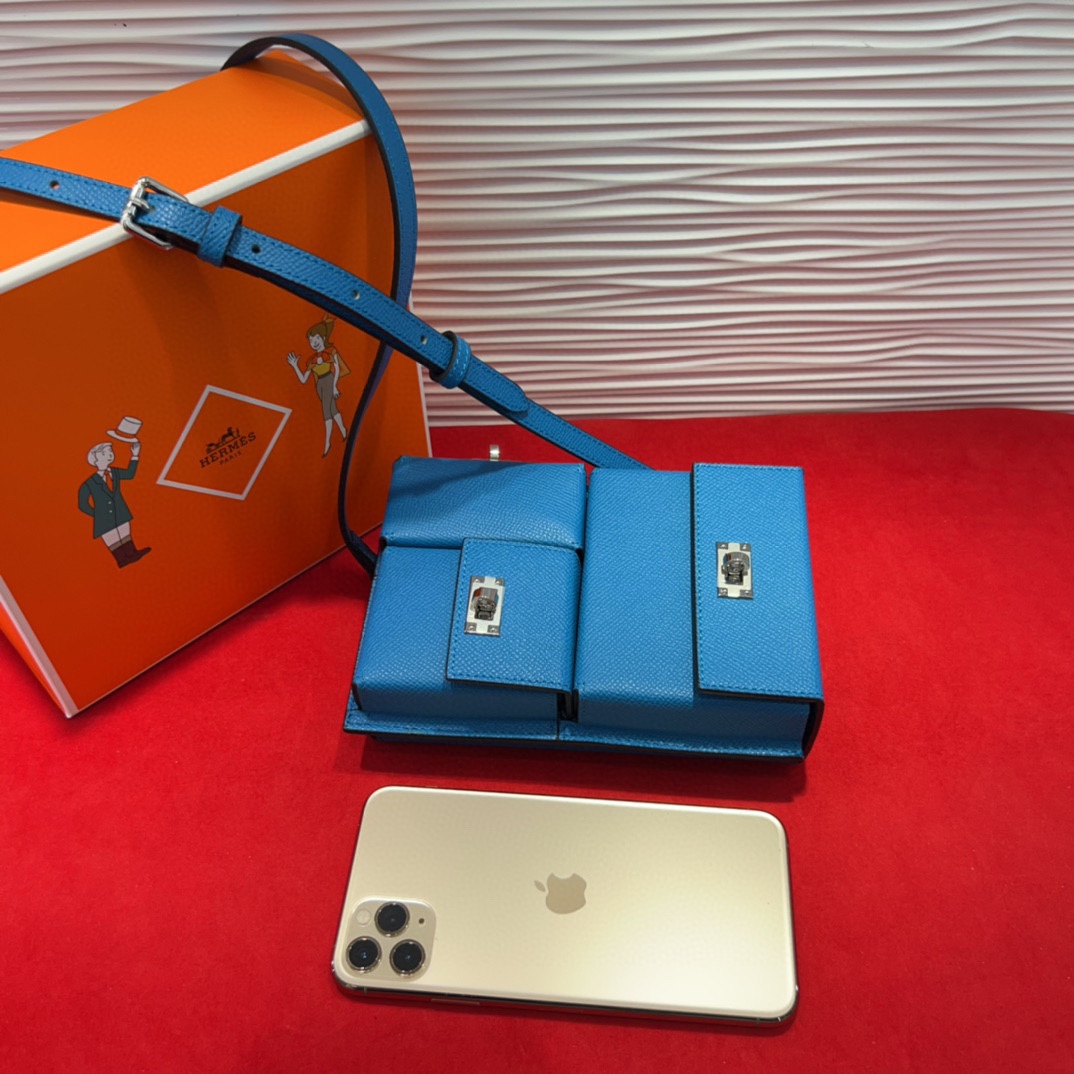 新款kelly三个可拆分隔层设计，横着背和竖着背都行，搭配H经典旋转扣设计，时尚又实用。三合一经典款。包