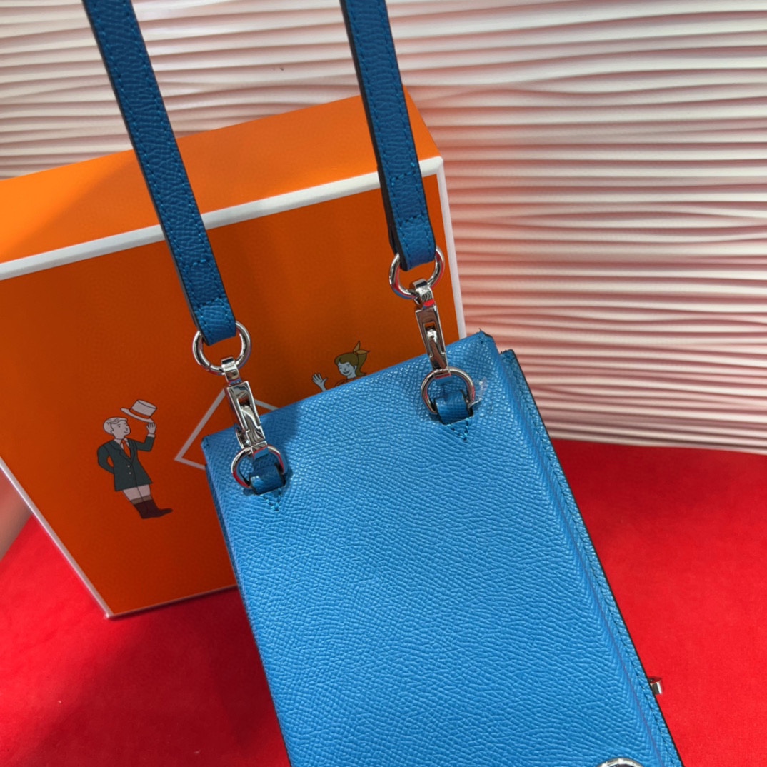 新款kelly三个可拆分隔层设计，横着背和竖着背都行，搭配H经典旋转扣设计，时尚又实用。三合一经典款。包