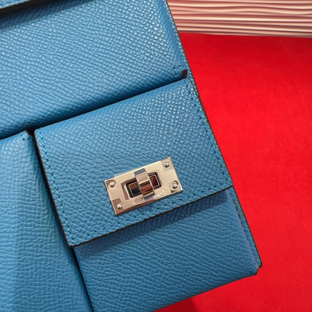 新款kelly三个可拆分隔层设计，横着背和竖着背都行，搭配H经典旋转扣设计，时尚又实用。三合一经典款。包