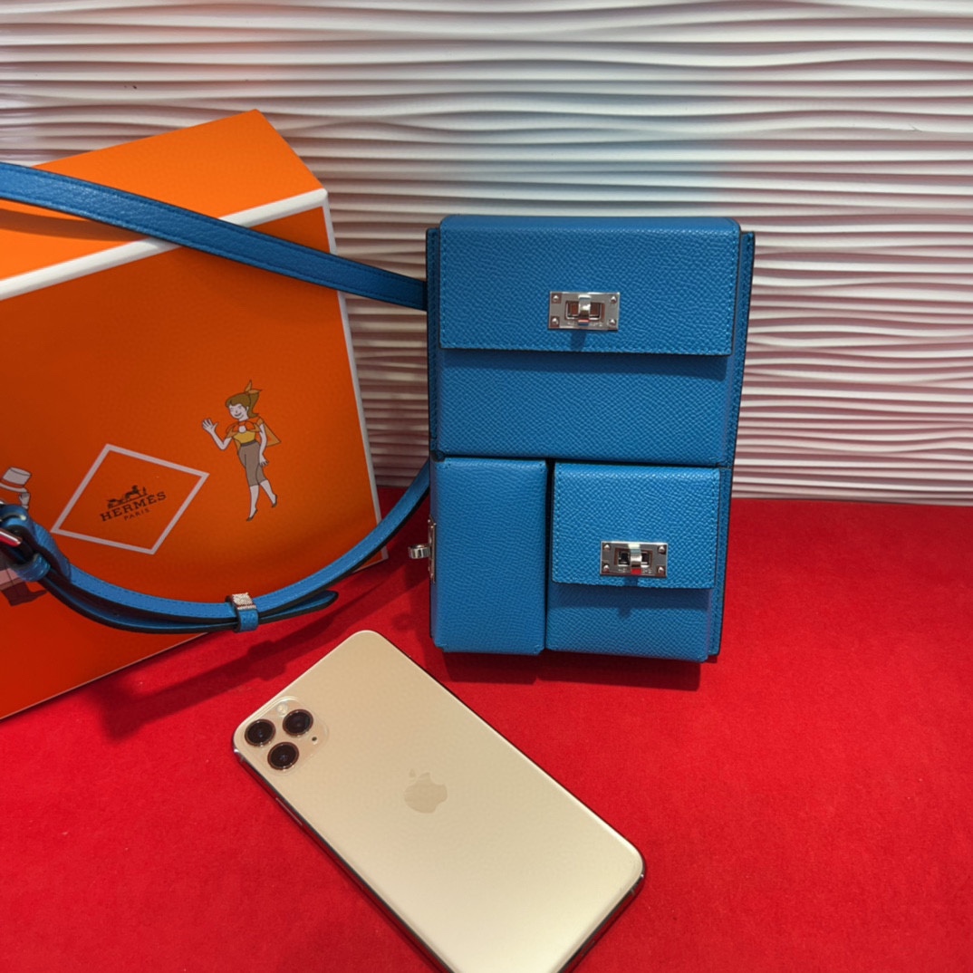 新款kelly三个可拆分隔层设计，横着背和竖着背都行，搭配H经典旋转扣设计，时尚又实用。三合一经典款。包