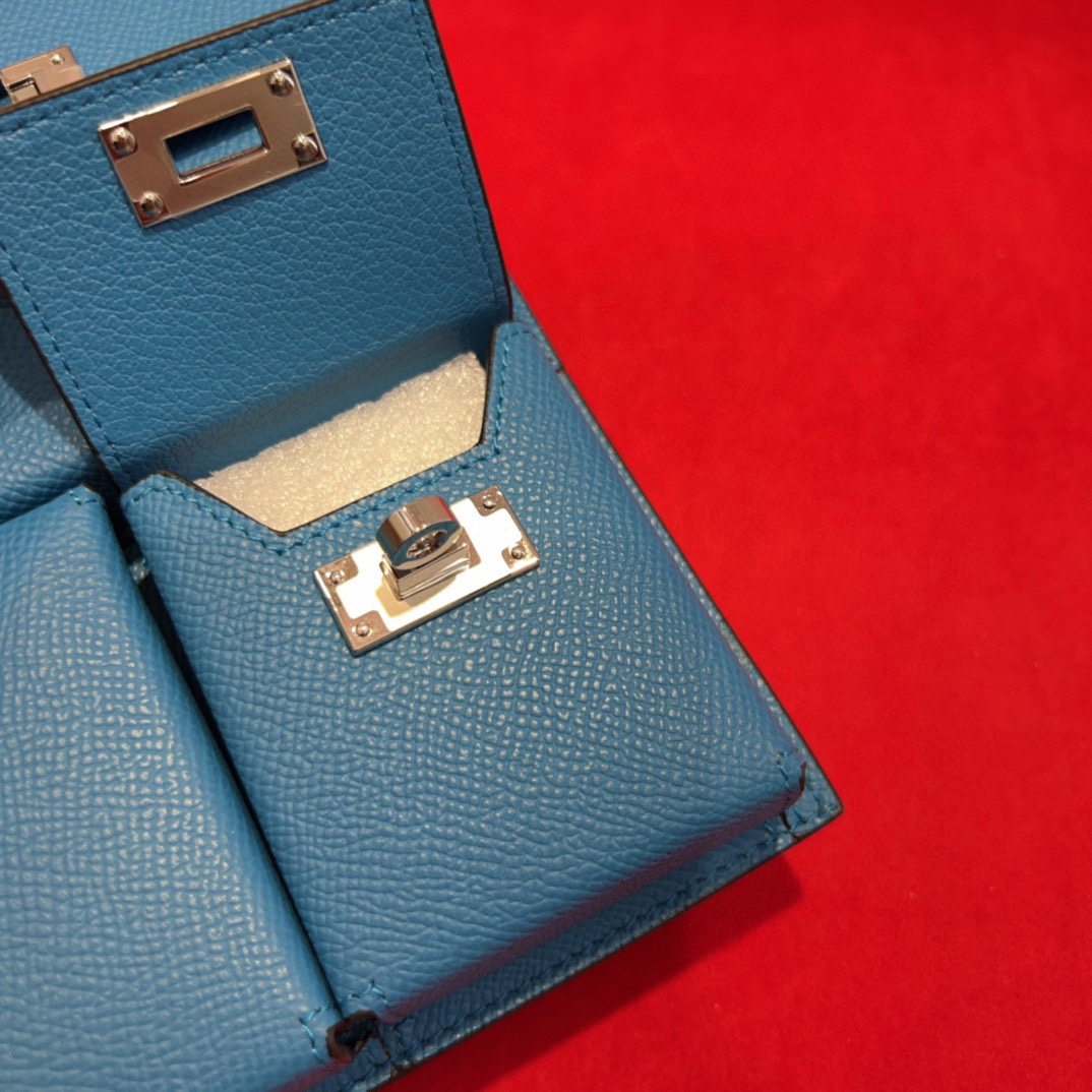 新款kelly三个可拆分隔层设计，横着背和竖着背都行，搭配H经典旋转扣设计，时尚又实用。三合一经典款。包