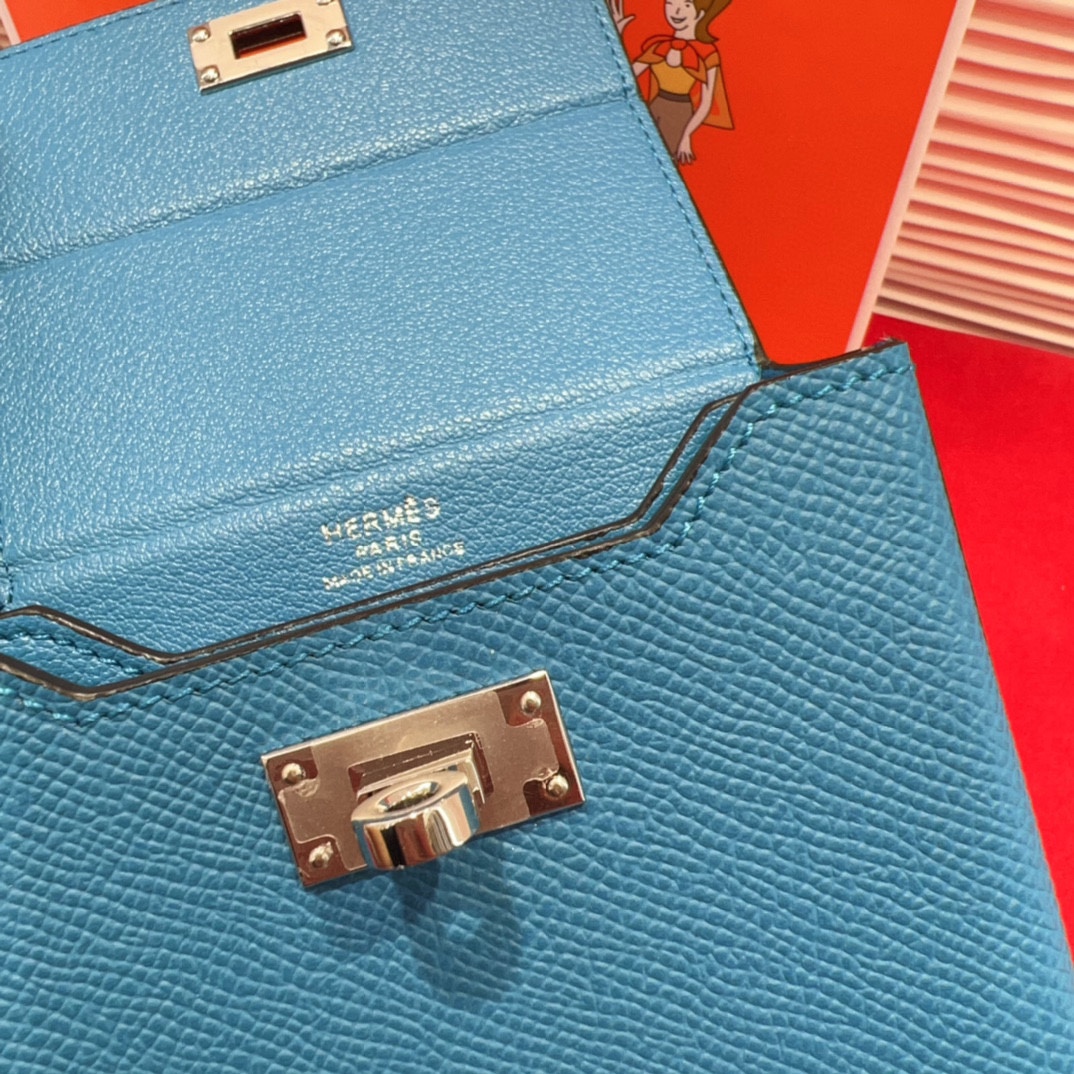 新款kelly三个可拆分隔层设计，横着背和竖着背都行，搭配H经典旋转扣设计，时尚又实用。三合一经典款。包